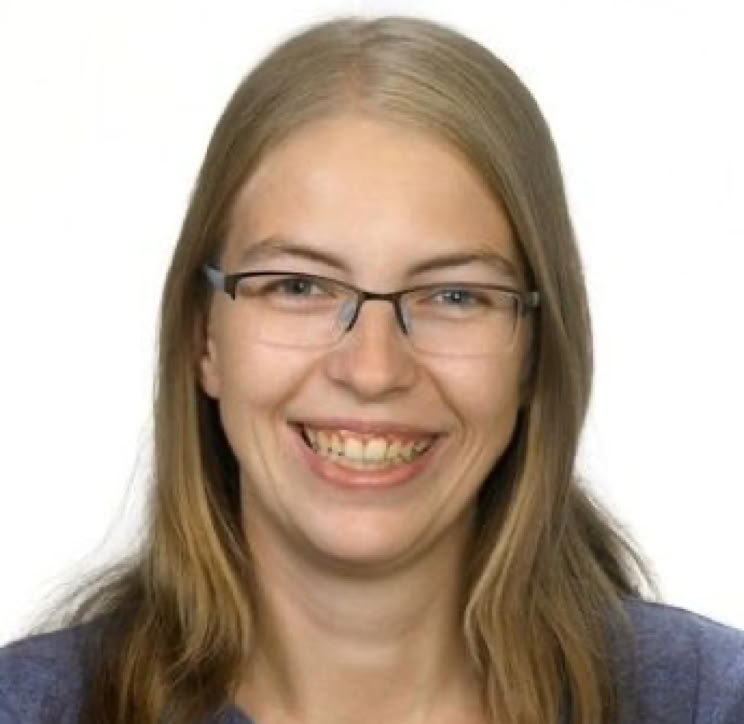 Kristin Liedtke blickt auf dem Bild freundlich in die Kamera. Ihre Haltung und Mimik vermitteln Engagement.