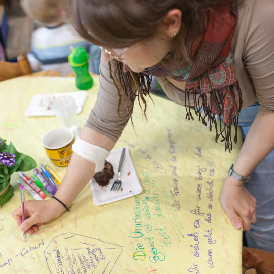 Alle Gäste konnten im World-Café-Prinzip die Tische tauschen, sodass ein reger Austausch entstand.