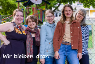 Das erste Bild zeigt eine lebendige Szene aus dem Erzählcafé Görlitz. Mehrere Menschen unterschiedlichen Alters sitzen gemeinsam an einem Tisch, in entspannter Atmosphäre, vertieft in Gespräche. Die Umgebung wirkt einladend und persönlich, was auf eine offene, dialogorientierte Veranstaltung schließen lässt.  Das zweite Bild zeigt das Team des Erzählcafés. Die Personen stehen oder sitzen nebeneinander und blicken freundlich in die Kamera. Ihre Haltung und Mimik vermitteln Engagement und Zusammenhalt – sie bilden die treibende Kraft hinter dem Projekt.